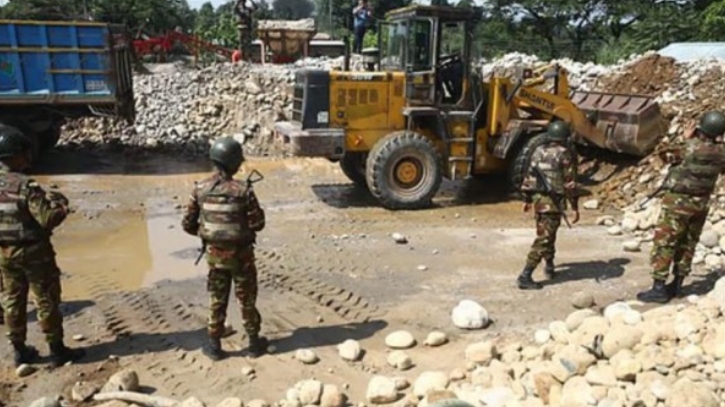 ট্রাকে  সাদাপাথর পরিবহণ, দুই চালককে দেড় লাখ টাকা জরিমানা