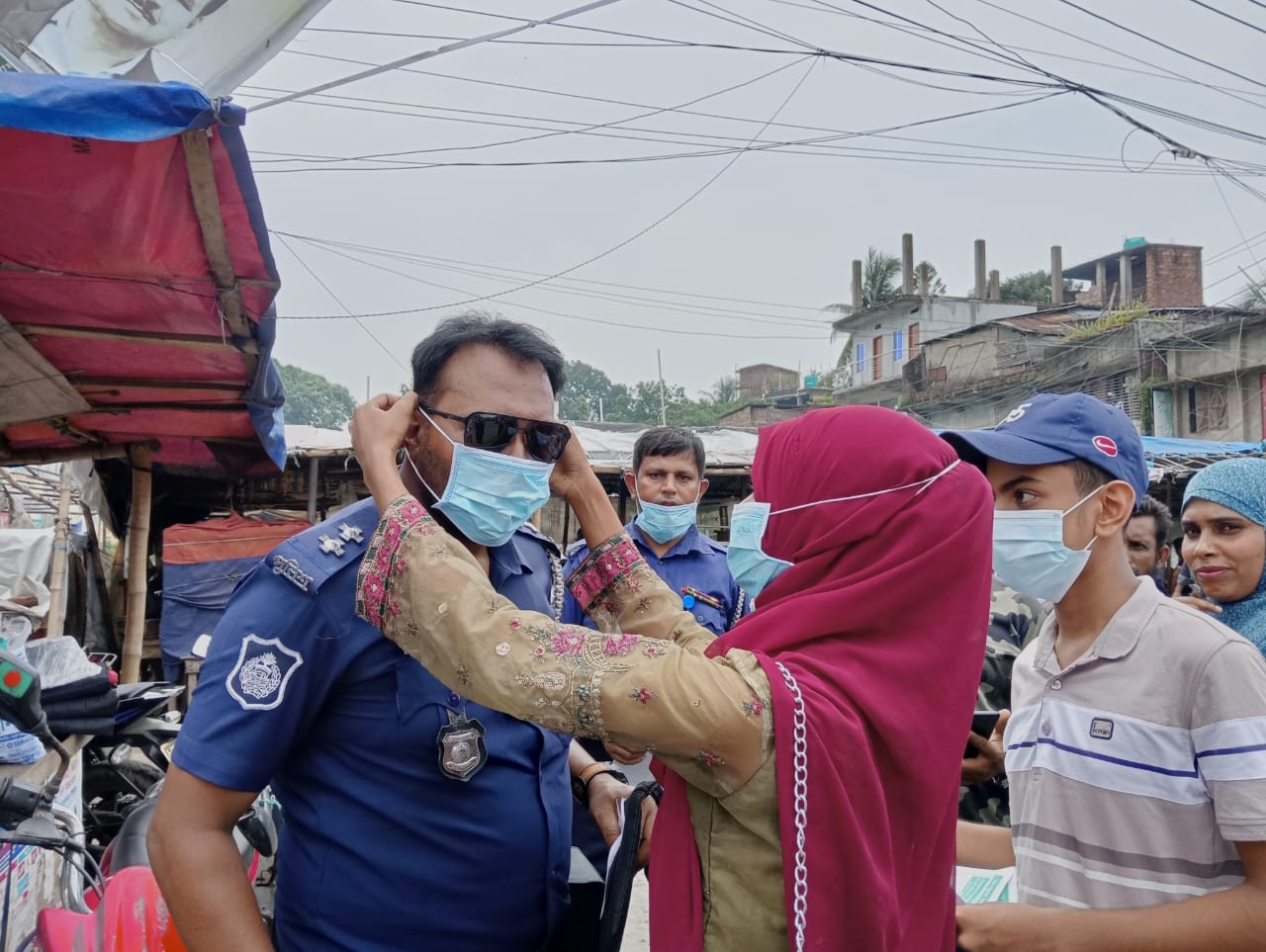 পথচারীসহ সাধারণ মানুষের মাঝে মাস্ক ও লিফলেট বিতরণ