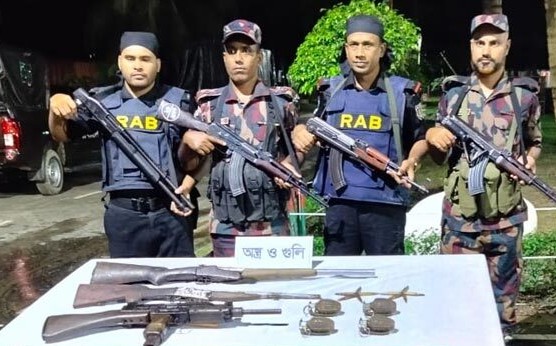 টেকনাফে  গহিন পাহাড়ে অভিযান, অস্ত্র-গুলি উদ্ধার
