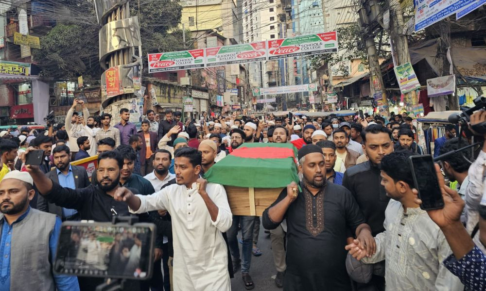 কুমিল্লায় শরিফ হাদির হত্যার প্রতিবাদে প্রতীকী কফিন নিয়ে বিক্ষোভ মিছিল