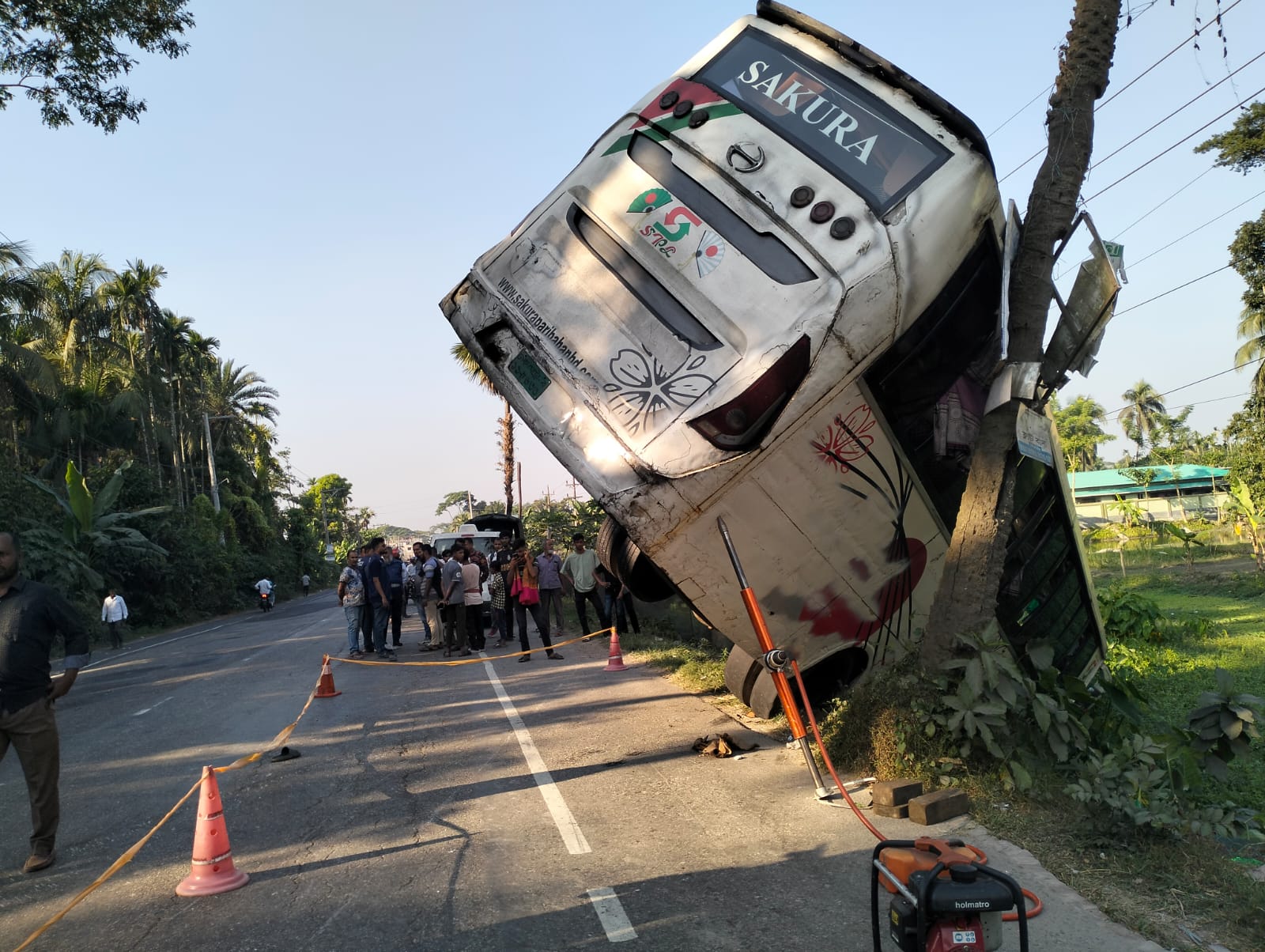 মোটরসাইকেল চালককে বাঁচাতে গিয়ে খাঁদের মধ্যে সাকুরা