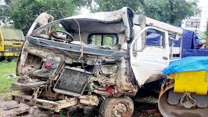 বৈদ্যুতিক খুঁটিতে লেগুনার  ধাক্কায়  নিহত ১