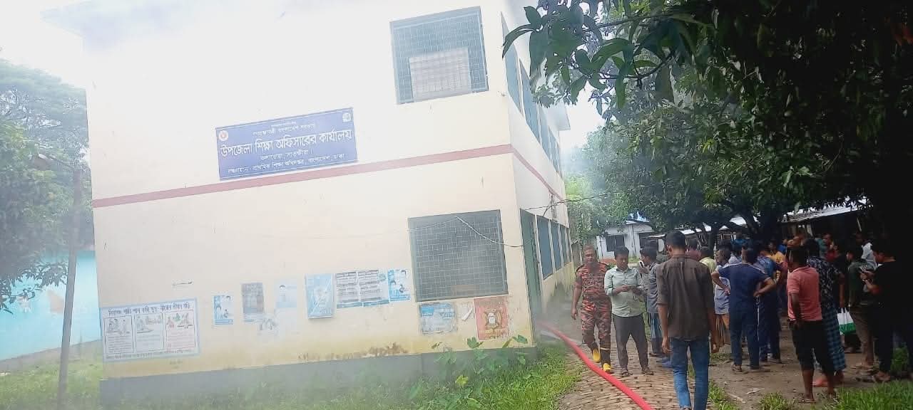 কলারোয়া শিক্ষা অফিসে অগ্নিকাণ্ড