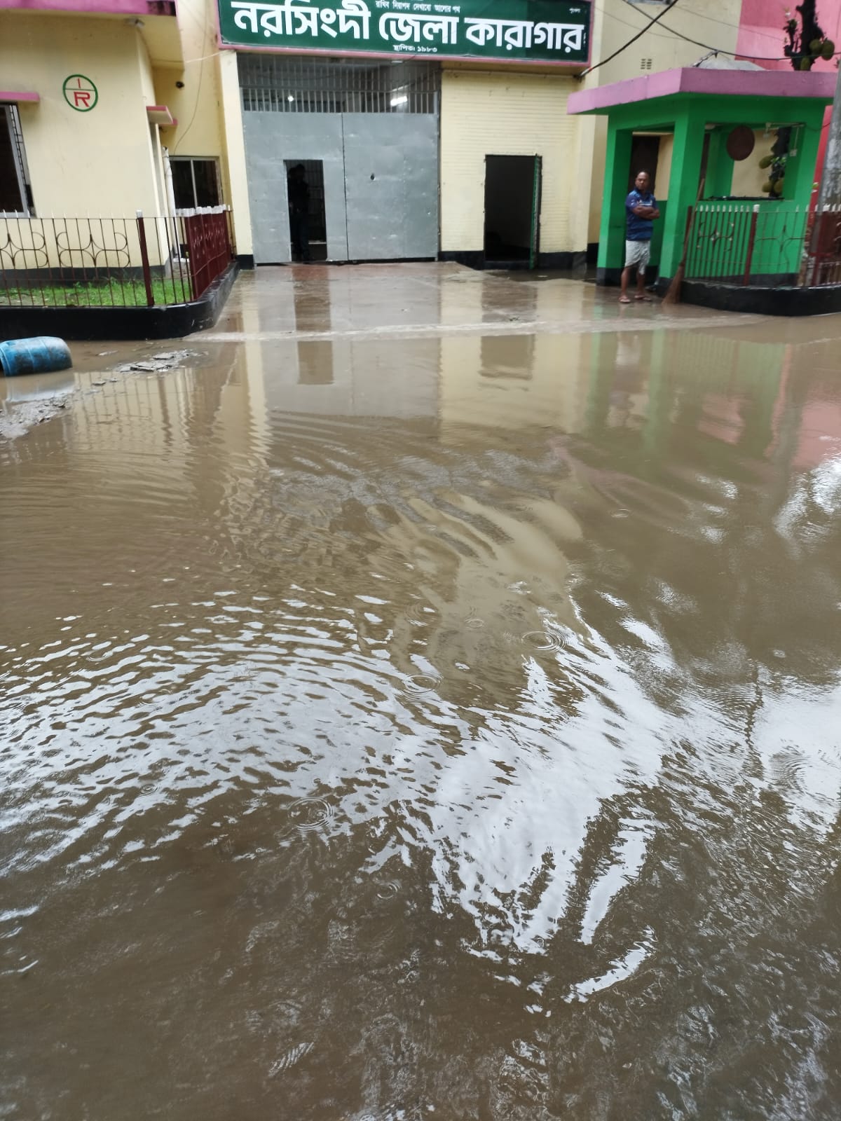 বসবাসের অনুপযোগী নরসিংদী জেলা কারাগার, হাত বাড়ালেই মেলে মাদক