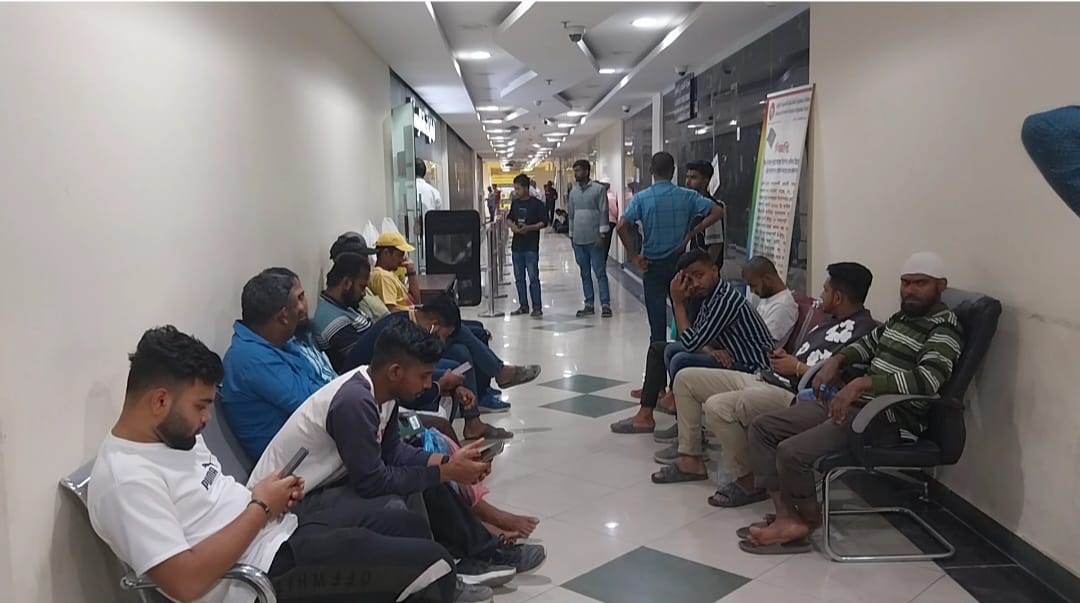 সৌদি আরবে দীর্ঘদিন বন্ধ থাকা আমেল মঞ্জিল ভিসাধারীদের মধ্যে স্বস্থির নিঃশ্বাস