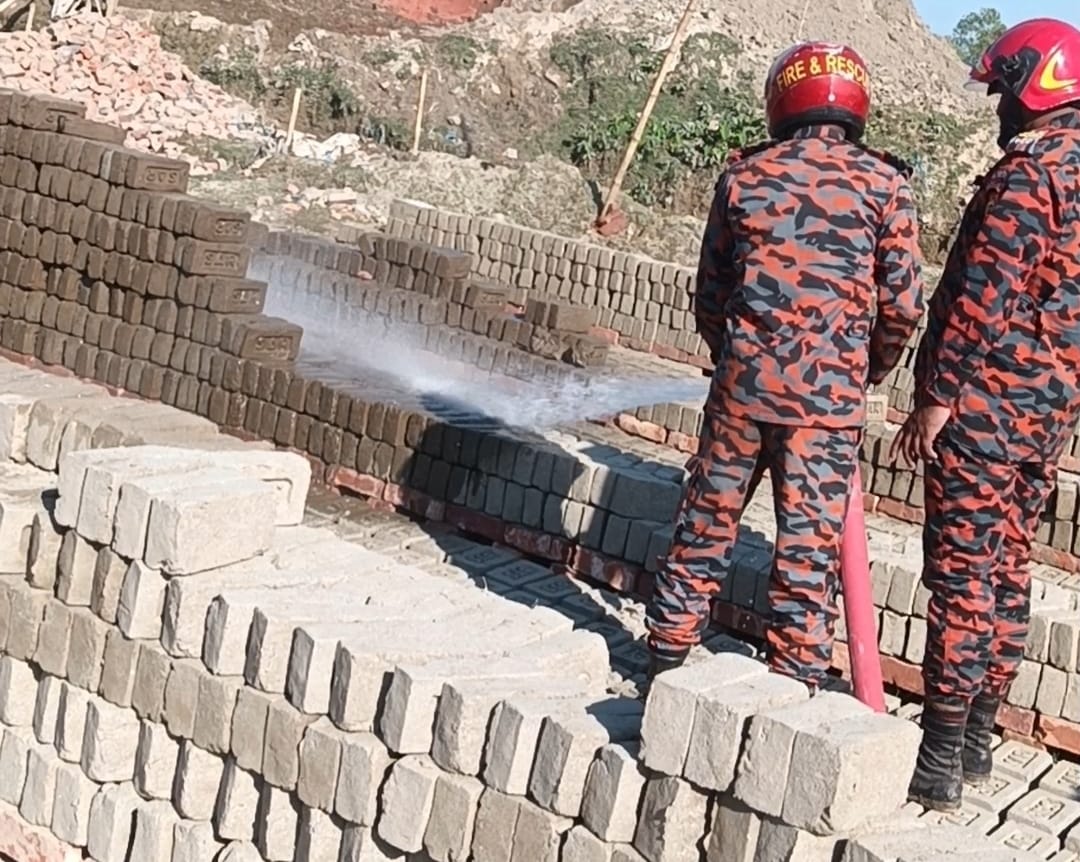 বোদায় লাইসেন্স ও পরিবেশের ছাড়পত্র না থাকায় ইটভাটায় অভিযান