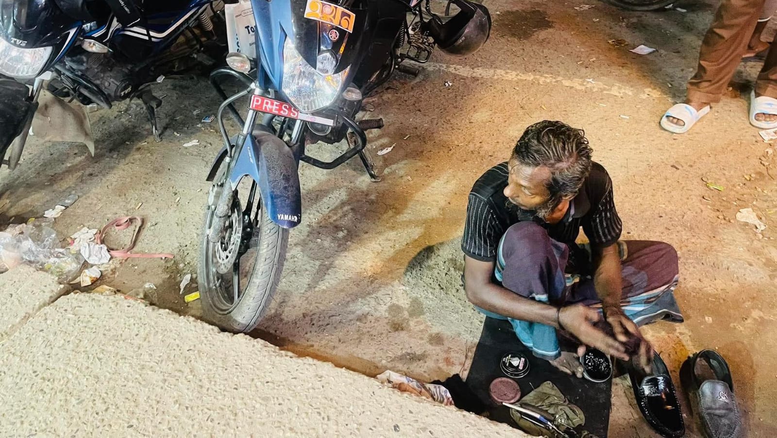 ট্রাংক রোডের পাশে জীবিকার লড়াই: পুলিশের উচ্ছেদেও থেমে নেই সেই মুচি