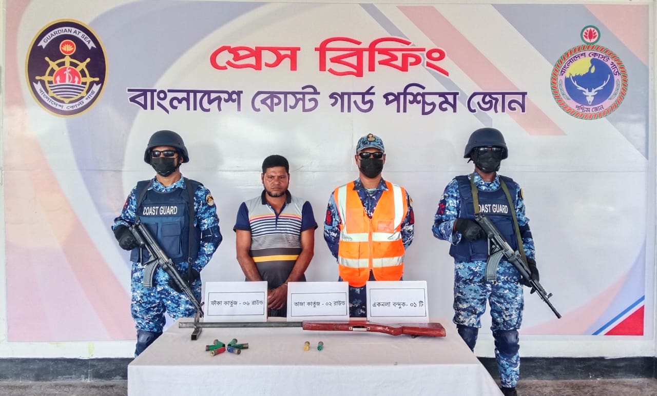 সুন্দরবনে অস্ত্রসহ করিম শরীফ বাহিনীর সহযোগী আটক