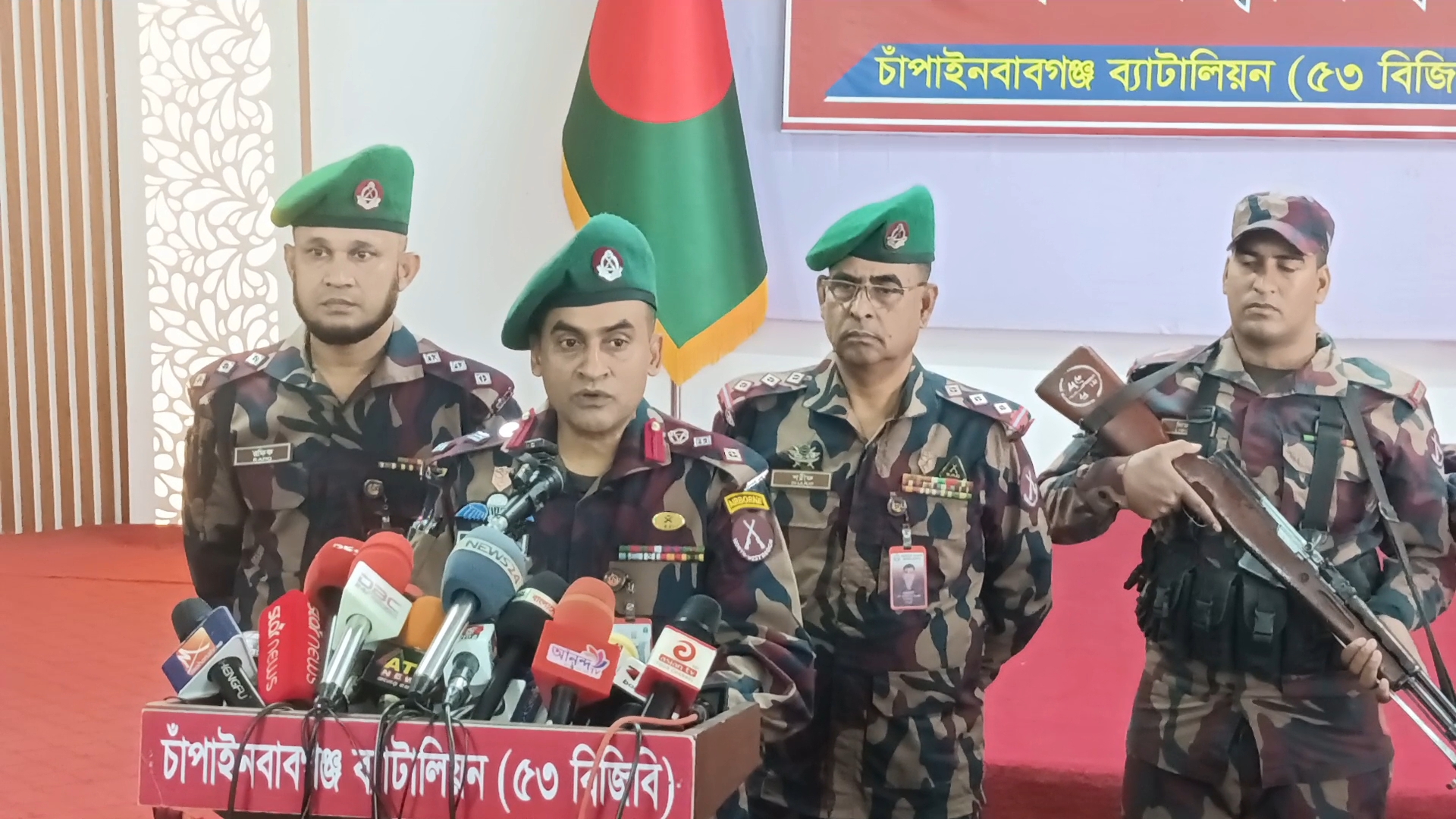 চাঁপাইনবাবগঞ্জ সীমান্ত থেকে অস্ত্র ও গুলি উদ্ধার করেছে ৫৩বিজিবি