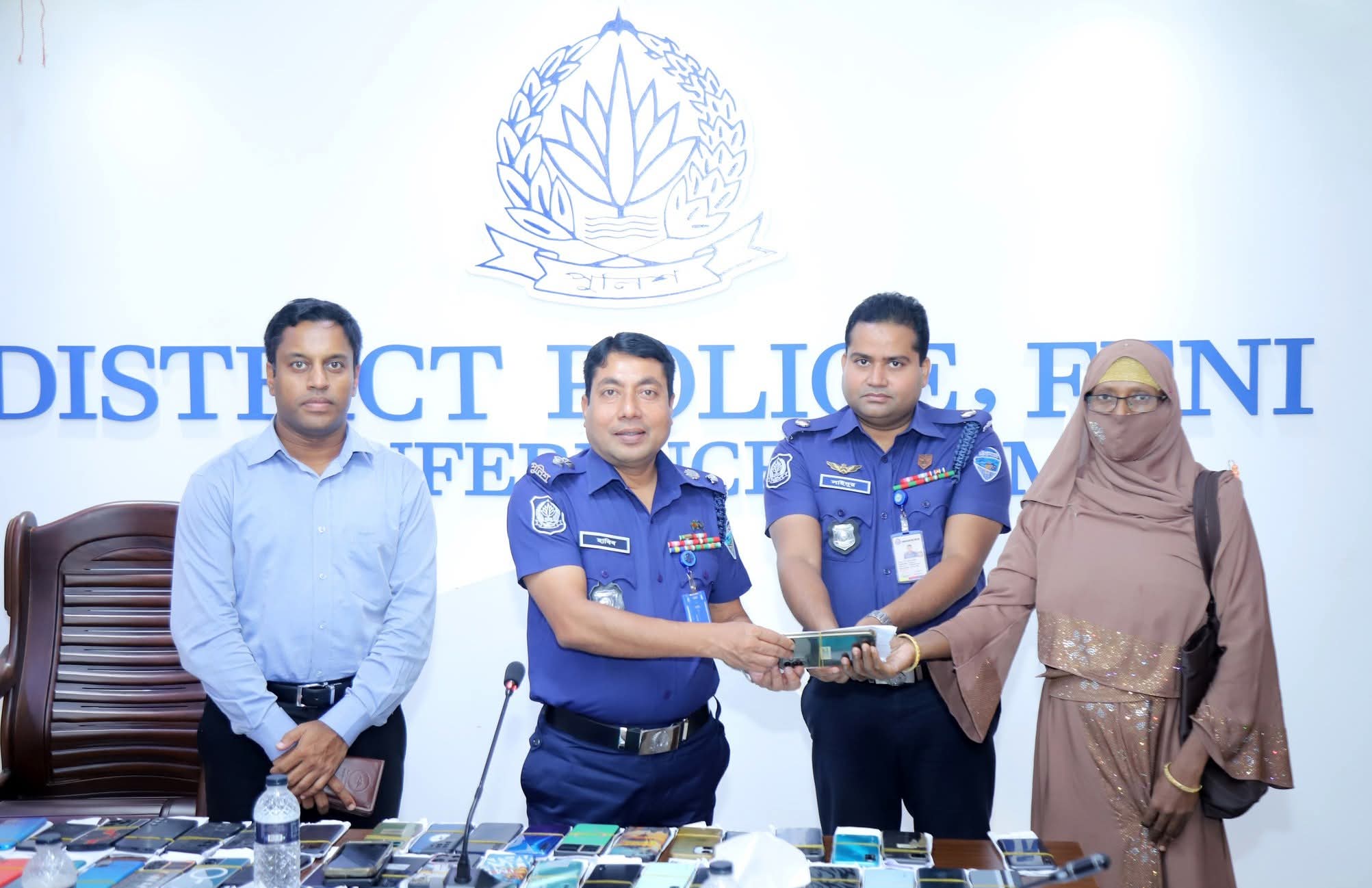 ৭০ টি হারানো মোবাইল ফোন মালিককে ফেরত দিলো পুলিশ