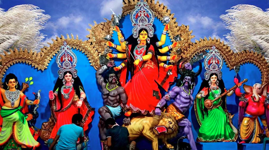 দুর্গাপূজা: চলছে শেষ মুহূর্তের প্রস্তুতি