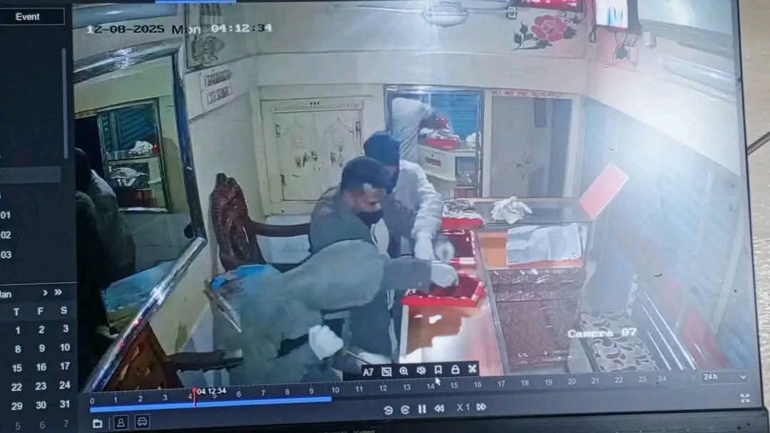 ঝিনাইদহে ৩৩ লক্ষ টাকার সোনার গহনা লুট