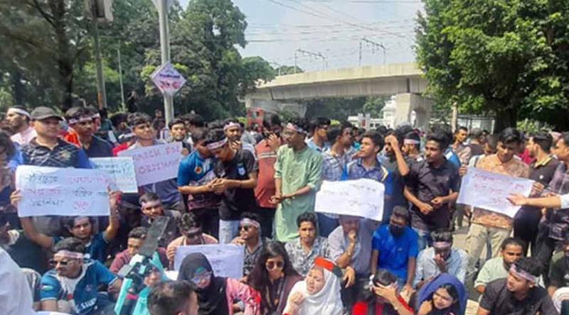 শিক্ষা ভবনের সামনে ৭ কলেজ শিক্ষার্থীদের অবস্থান