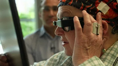 যুগান্তকারী উদ্ভাবন: চোখে চিপ বসিয়ে দেখতে পাচ্ছেন দৃষ্টিহীনেরা