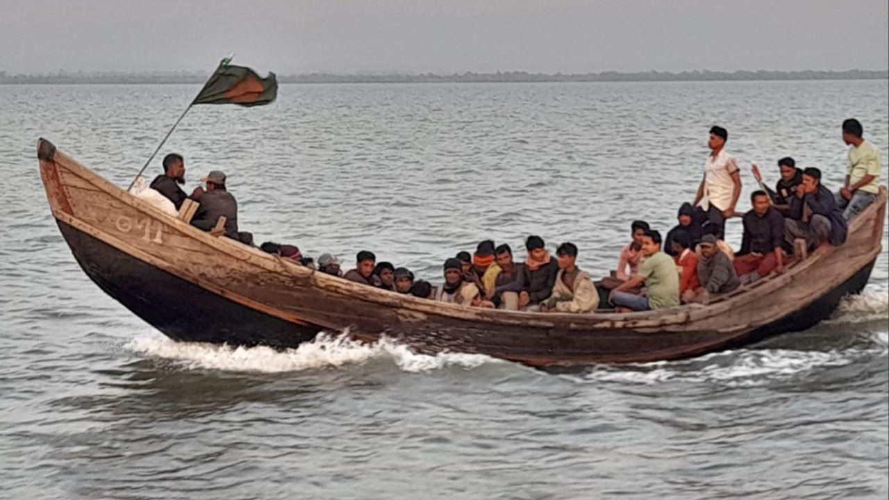 আবারও বাংলাদেশি ৫৬ জেলেকে নিয়ে গেল আরাকান আর্মি