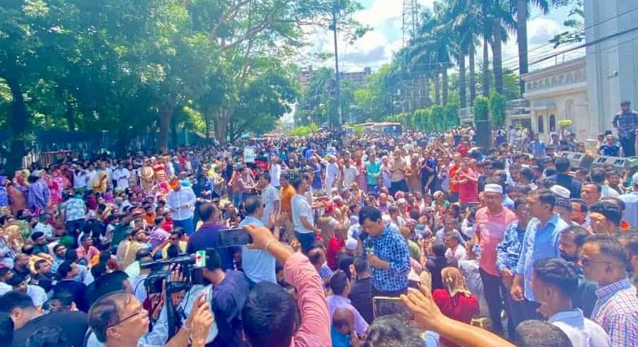 ব্লকেডে  অচল নগর ভবন, সেবা কার্যক্রম বন্ধ
