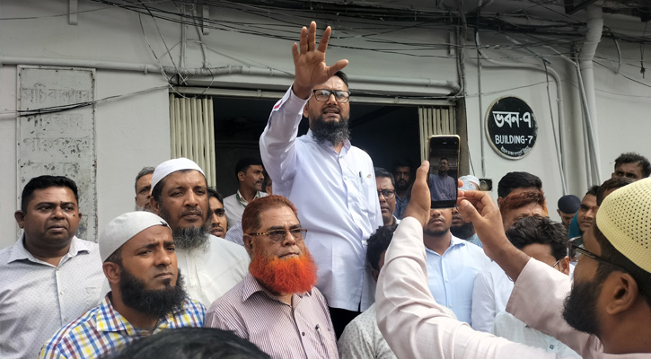 উপদেষ্টার আশ্বাসে সরলেন কর্মকর্তা-কর্মচারীরা
