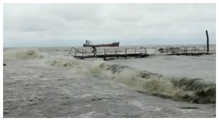 হাতিয়ার সঙ্গে সারা দেশের নৌ-যোগাযোগ বন্ধ, প্লাবিত নিঝুমদ্বীপ