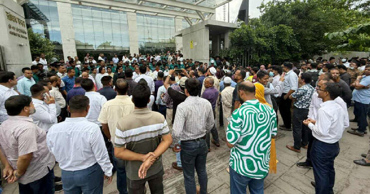 চার দফা দাবিতে এনবিআরে চলছে কমপ্লিট শাটডাউন