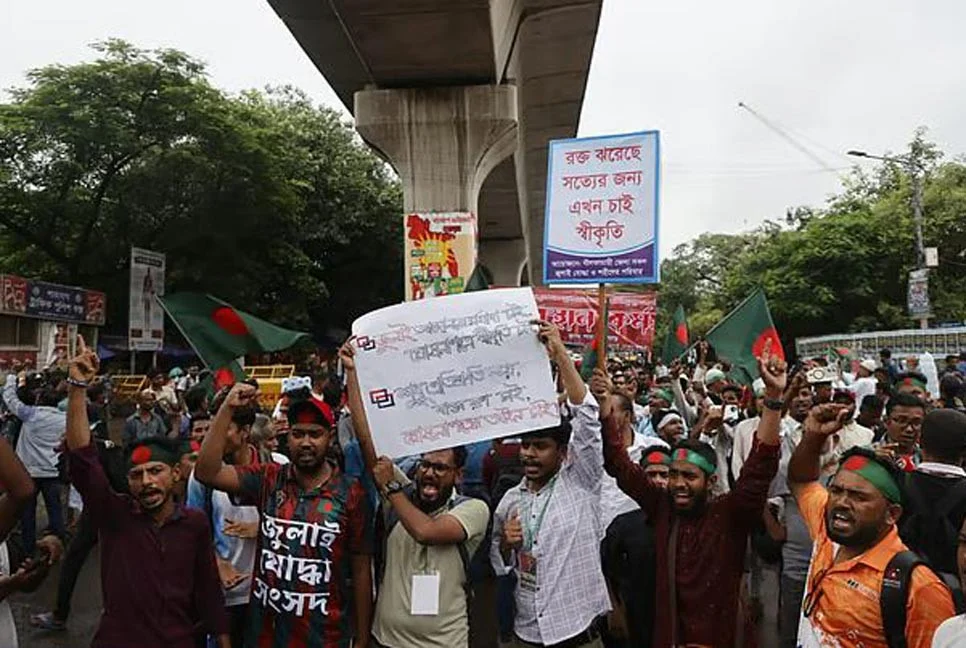 ‘জুলাই সনদ’ বাস্তবায়নের দাবিতে শাহবাগে অবরোধ, যানজট