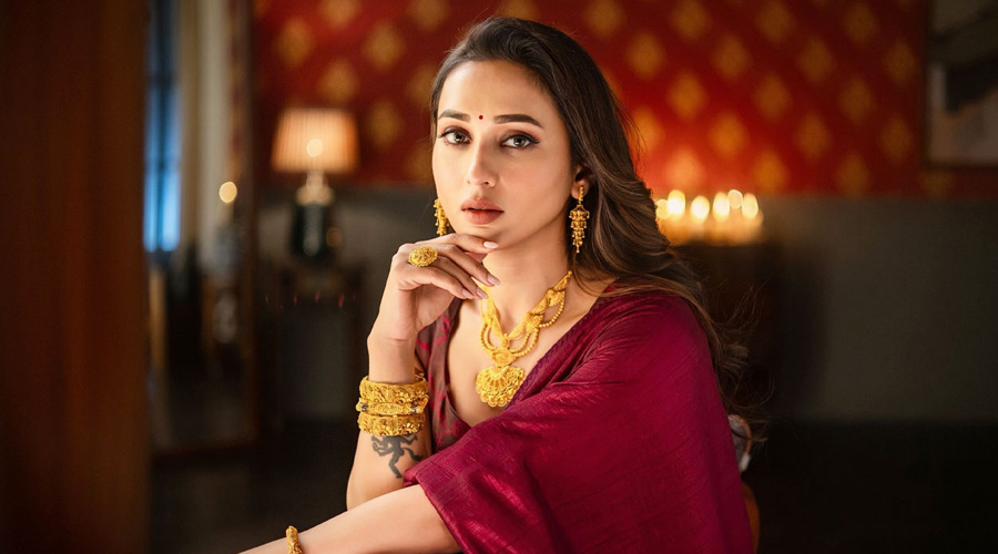 লাল শাড়ির ঝলমলে আভায় মিমি