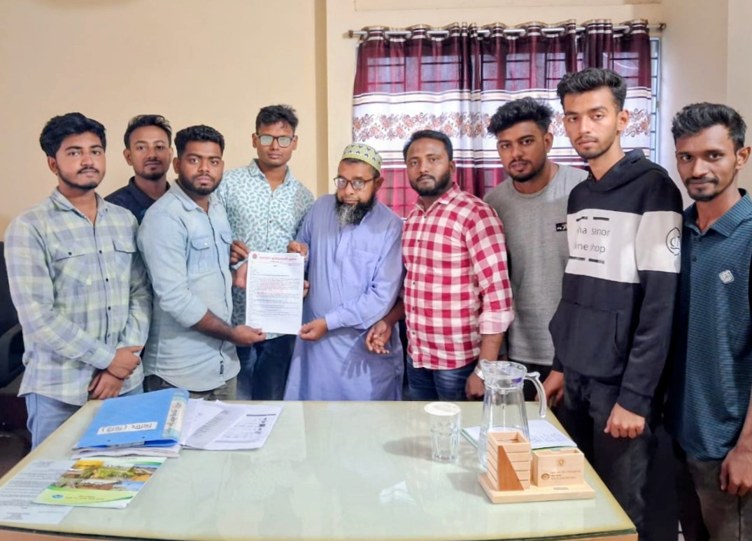 সাতক্ষীরায় হাইড্রোলিক হর্ন বন্ধে ছাত্রদলের স্মারকলিপি প্রদান