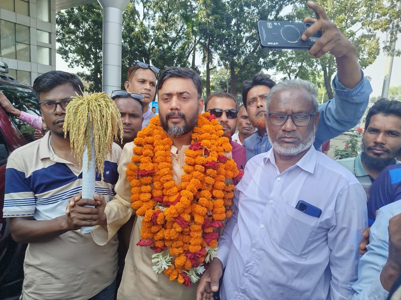 নীলফামারীতে ধানের শীষ প্রার্থী বিএনপি নেতাকে ফুলেল শুভেচ্ছায় বরণ