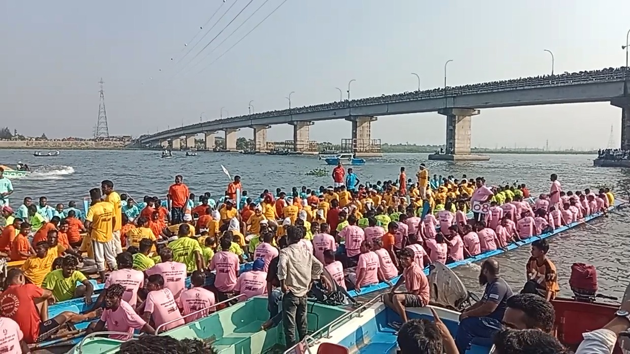 নরসিংদীতে নৌকা বাইচ অনুষ্ঠিত