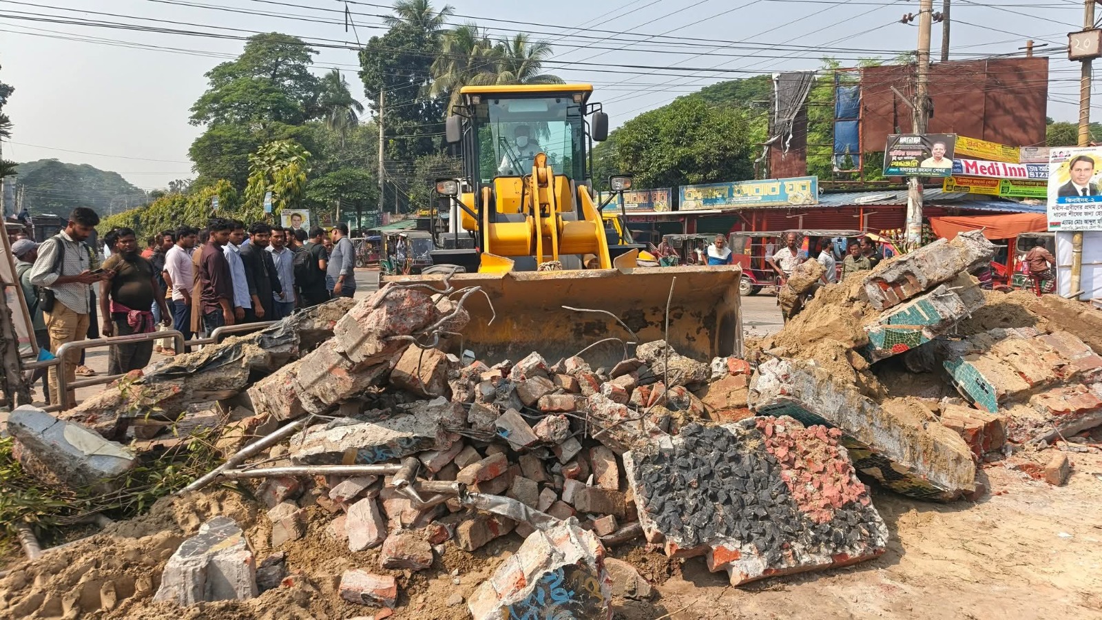 শেখ মুজিবের ‘এক তর্জনি’ স্তম্ভ ভেঙে দিয়েছে ছাত্র জনতা