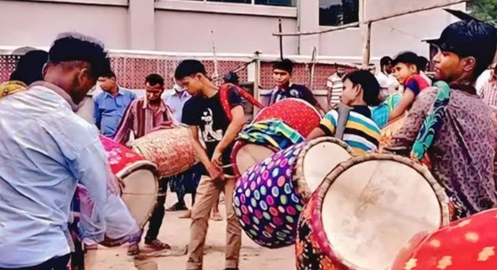 কিশোরগঞ্জে জমে উঠেছে ৫'শ বছরের প্রাচীন ঢাকের হাট