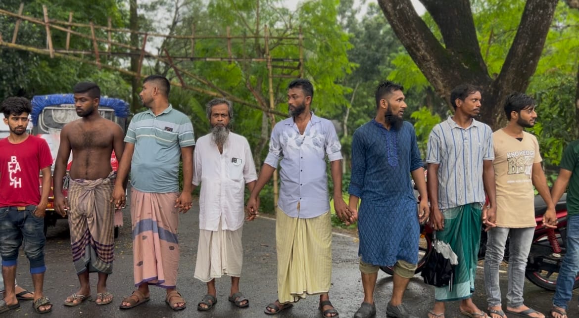 ফরিদপুরে বাসচাপায় মৃত্যুর প্রতিবাদে মানববন্ধন