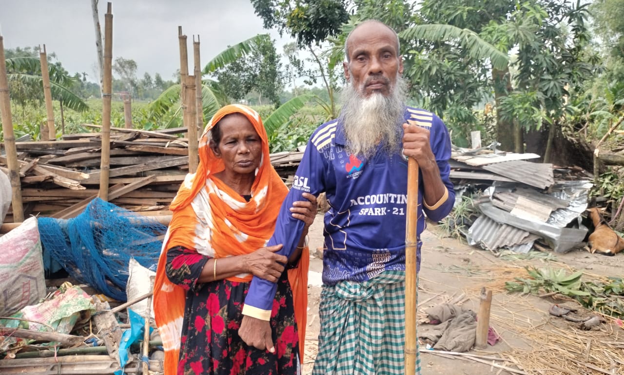‘একনা ঘর আছিলো সেটাও আওদি উড়ি নিয়া গেইছে, এখন হামরা কোনটে থাকি ?’