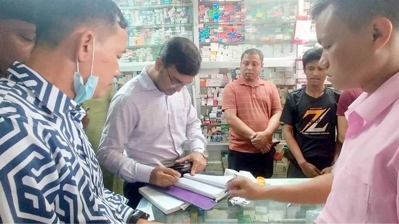 মেয়াদোত্তীর্ণ ও স্যাম্পল ঔষধ রাখায় ৬ ফার্মেসিকে জরিমানা