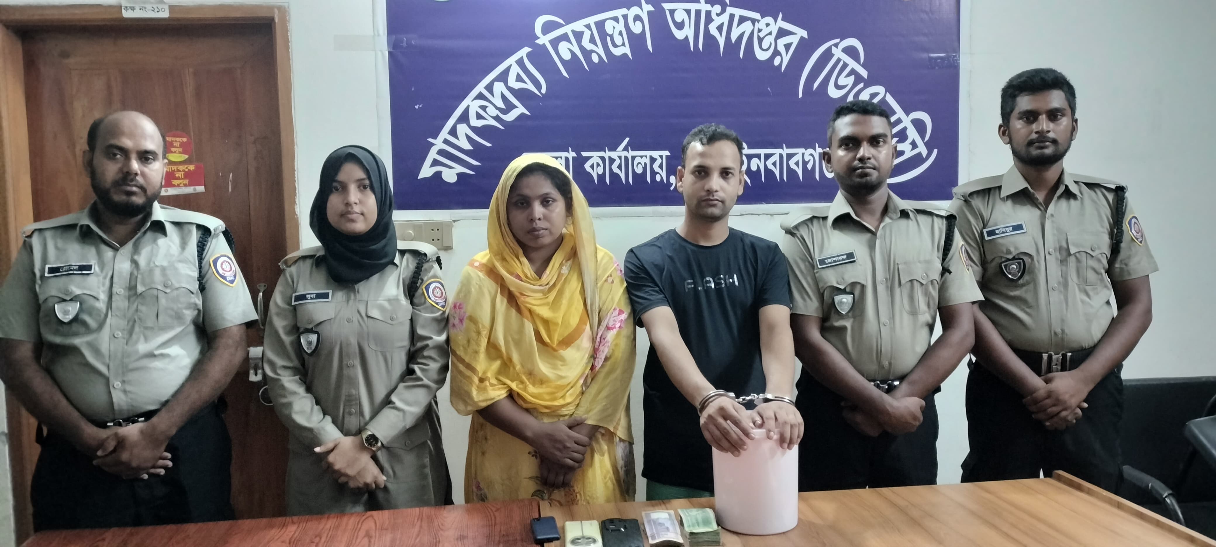 চাঁপাইনবাবগঞ্জে মাদকসহ গ্রেফতার ২