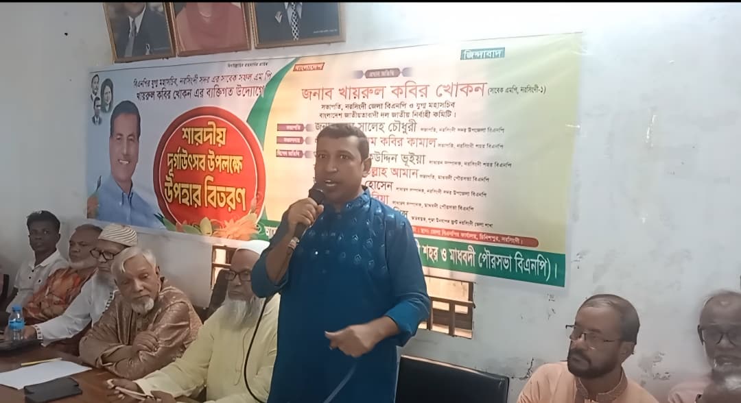 পূজারিদের মধ্যে উপহার সামগ্রী বিতরণ করলেন খায়রুল কবীর