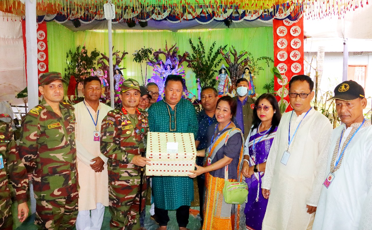 খাগড়াছড়ির পূজা মণ্ডপ পরিদর্শন ও শুভেচ্ছা বিনিময়ে রিজিয়ন কমান্ডার .বি. জে হাসান মাহমুদ