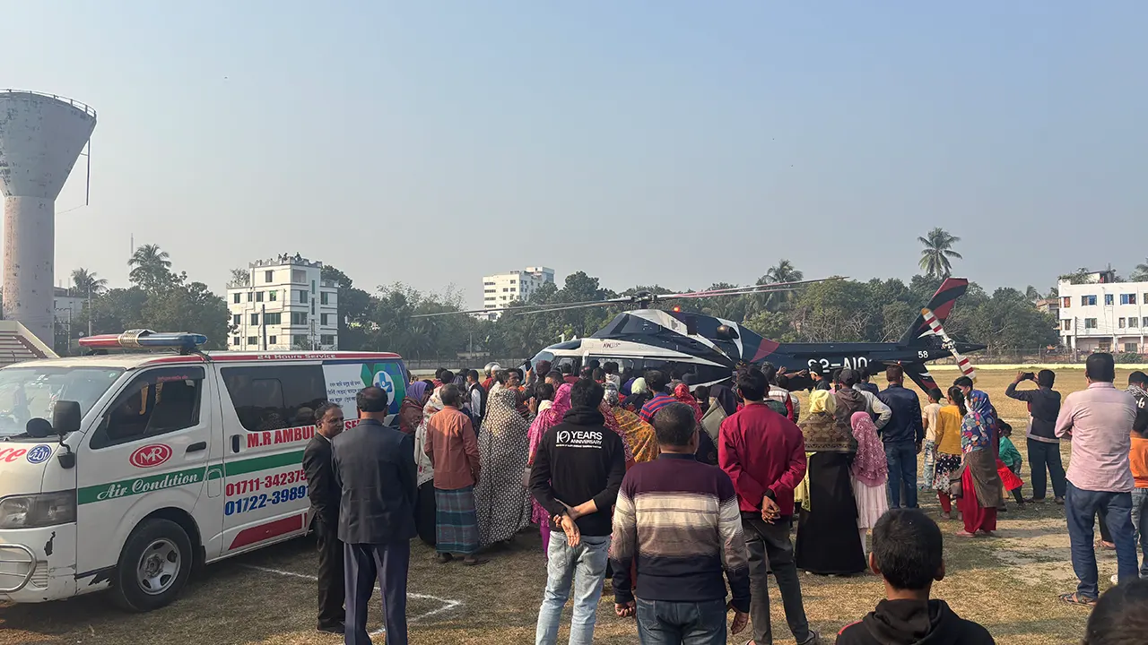 আশরাফুজ্জামান আশুকে হেলিকপ্টারে ঢাকায় নেওয়া হয়েছে