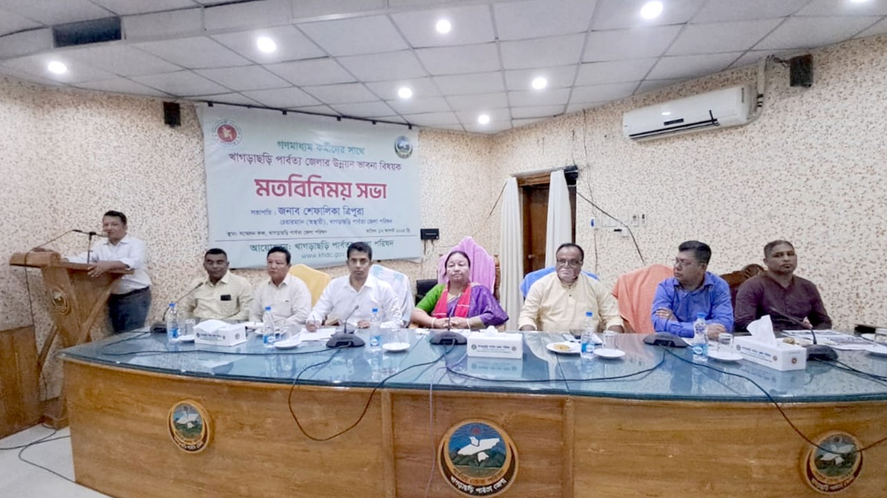 খাগড়াছড়ির উন্নয়ন ভাবনা নিয়ে গণমাধ্যমকর্মীদের সঙ্গে জেপি চেয়ারম্যানের মতবিনিময়