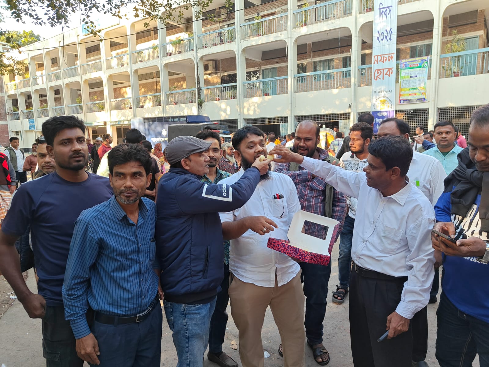 শেখ হাসিনার মৃত্যুদণ্ডের রায়ে নীলফামারীতে মিষ্টি বিতরণ