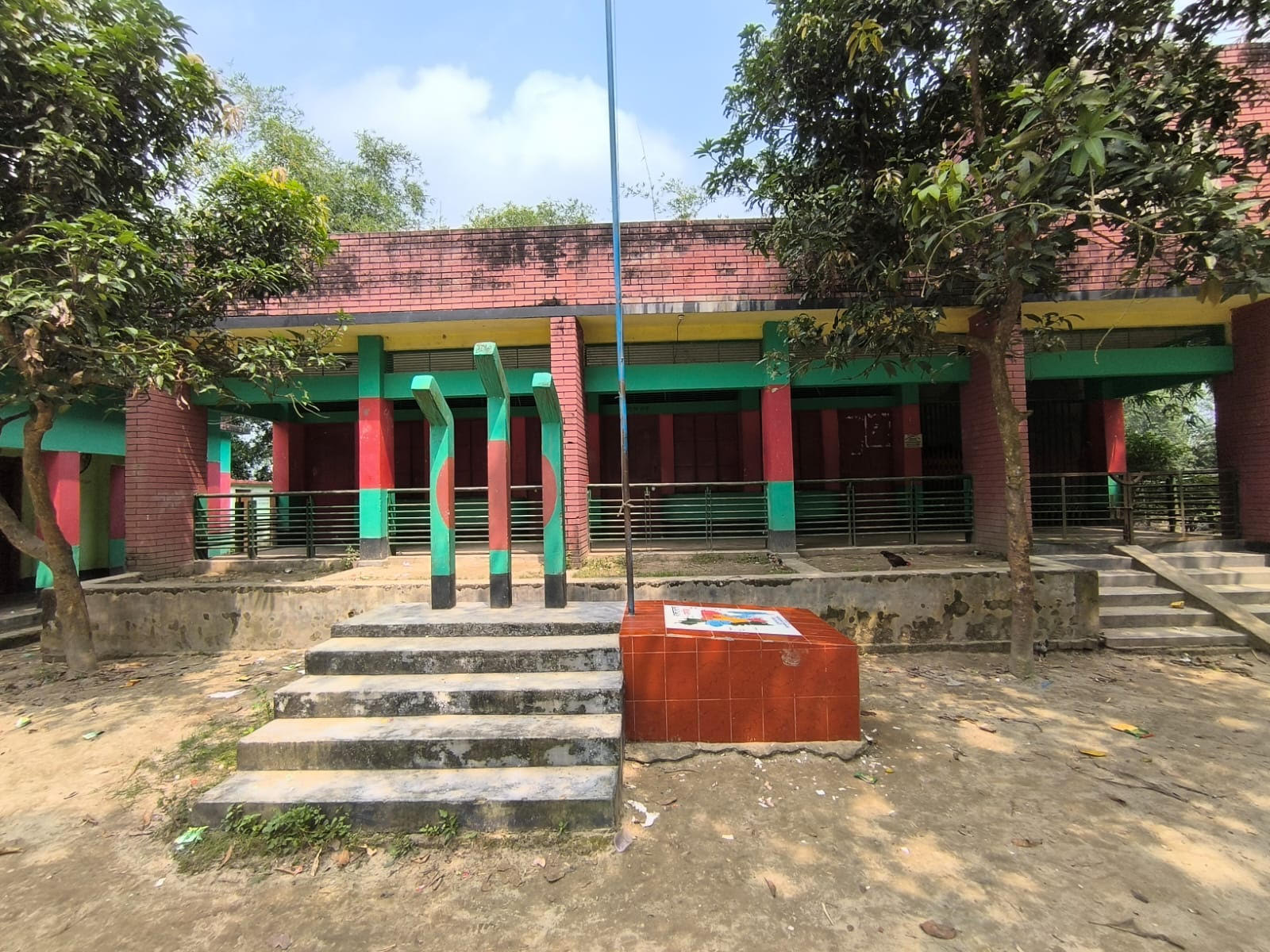 ডিমলায় প্রাথমিক বিদ্যালয়ের সব শিক্ষককে শোকজ