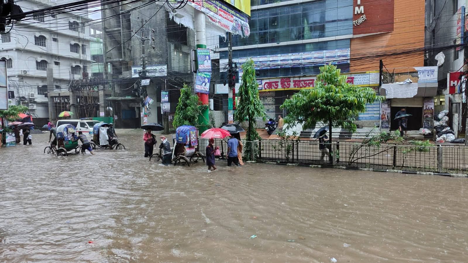 মৌসুমের সর্বোচ্চ বৃষ্টিতে ফেনী শহরে হাঁটুপানি, নদীতে বিলীন দুটি দোকান