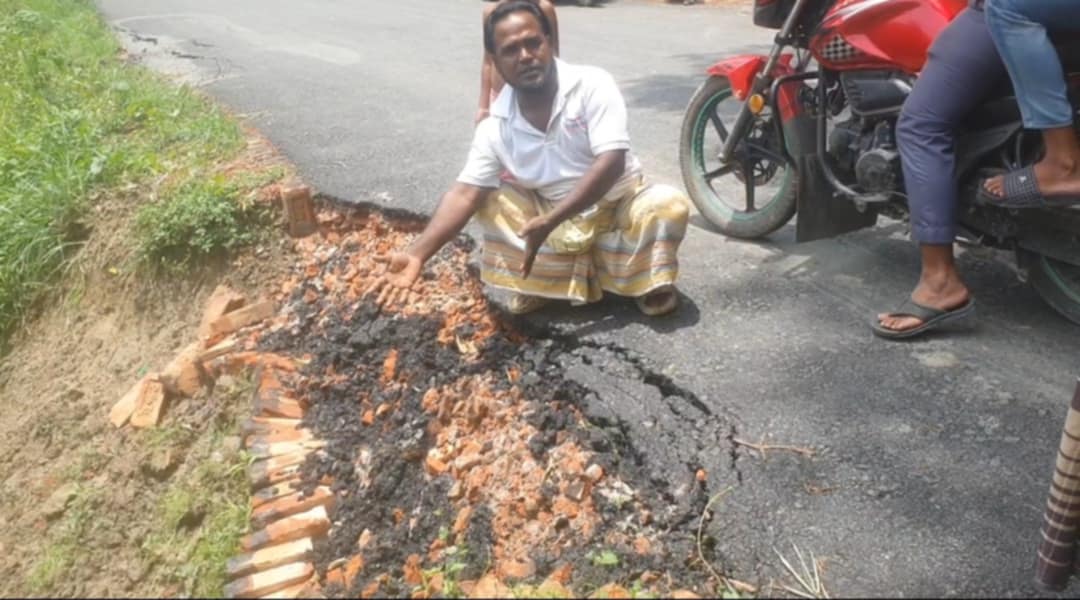 নির্মাণের কয়েকদিন পরই ভেঙে পড়ছে সড়ক