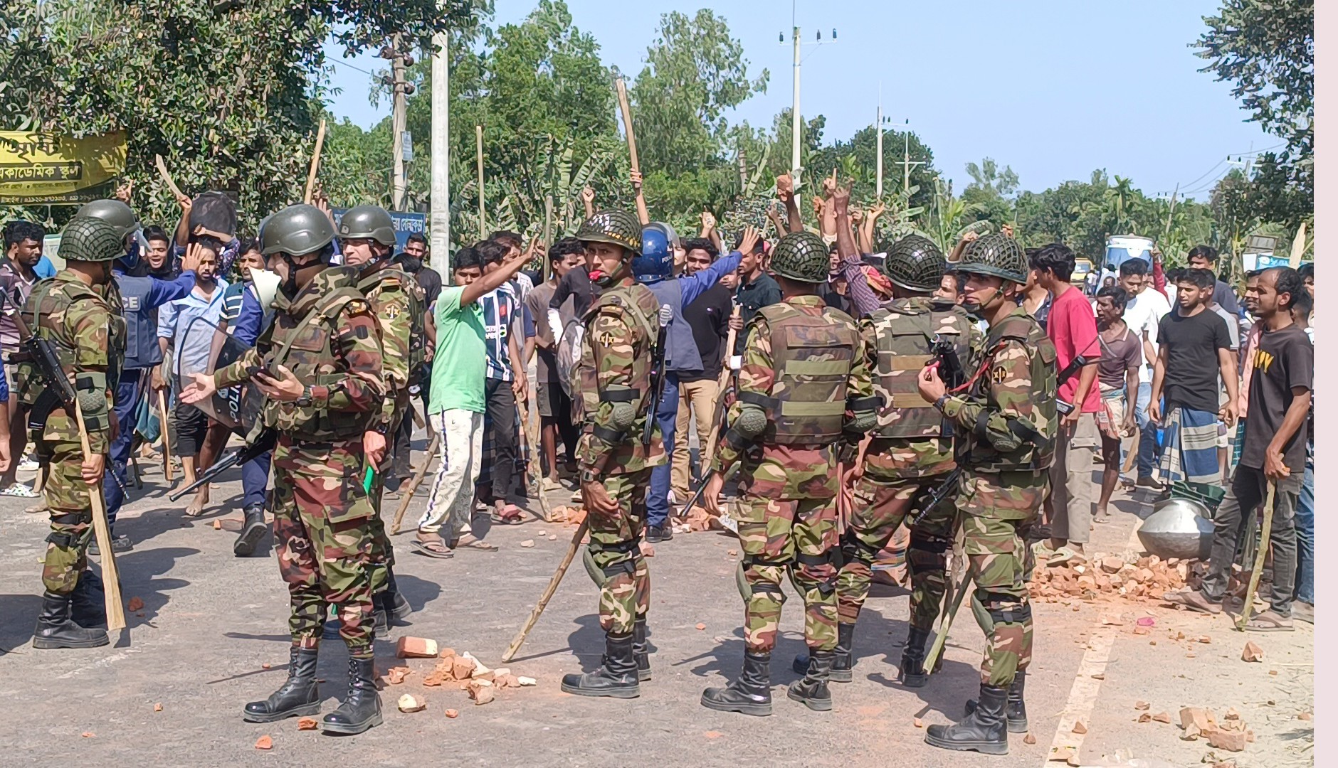 টাঙ্গাইলে মাইকে ঘোষণা দিয়ে তিন গ্রামের সংঘর্ষে ১৫ আহত