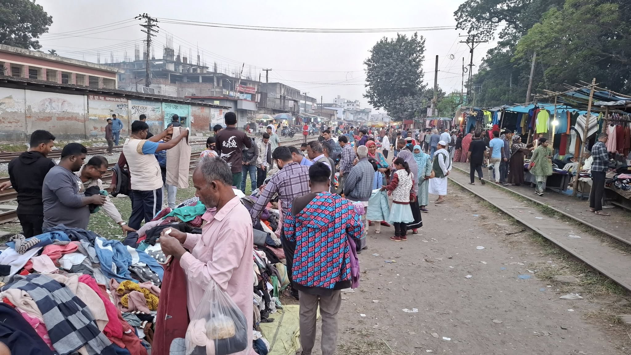 সৈয়দপুরে শীতের তীব্রতায় ফুটপাথে ক্রেতাদের ভিড়