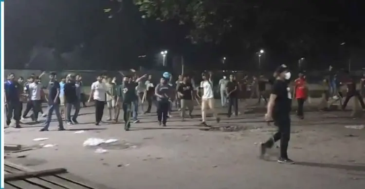 মধ্যরাতে ঢাবি ও ঢাকা কলেজের শিক্ষার্থীদের সংঘর্ষ