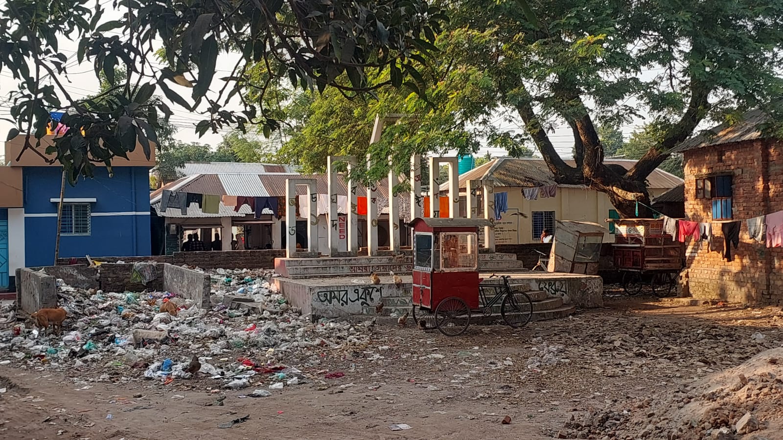 সৈয়দপুরে সরকারি প্রাথমিক বিদ্যালয়ের শহীদ মিনারটি যেন আবর্জনার ভাগাড়