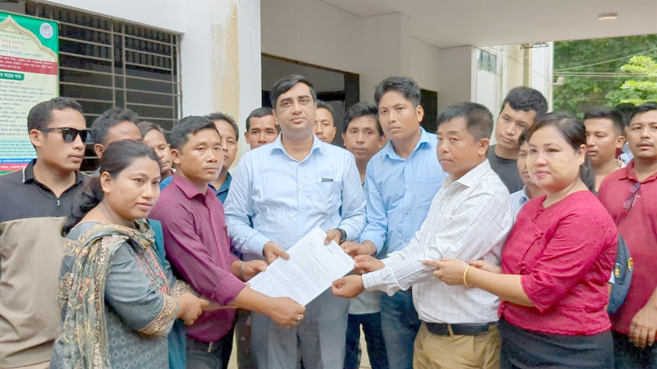 প্রতিনিধিত্ব ও বরাদ্দের বৈষম্যের প্রতিবাদে মারমা-ত্রিপুরা সম্প্রদায়ের বিক্ষোভ