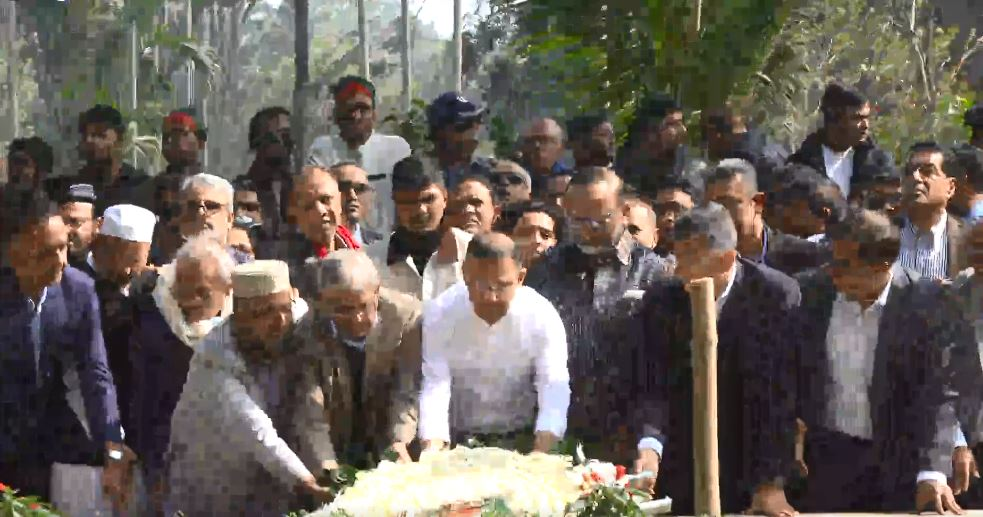 ওসমান হাদির কবরে শ্রদ্ধা নিবেদন করেন তারেক রহমান