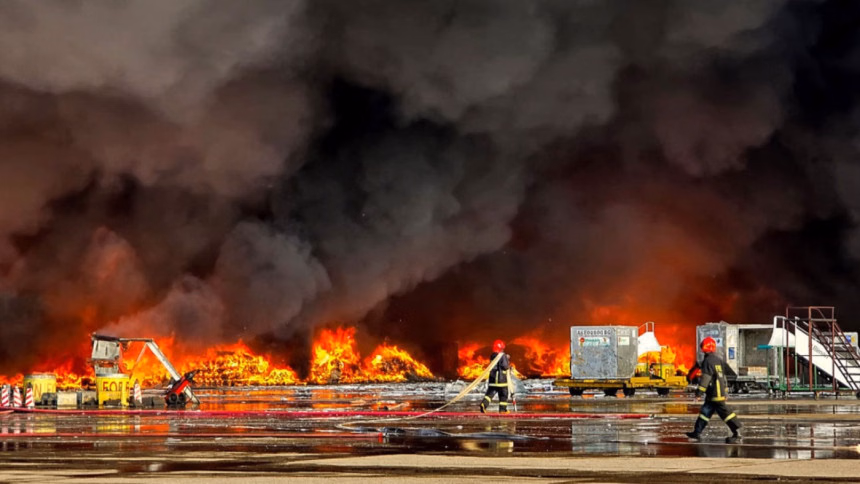 অগ্নিকাণ্ডের এক মাস পরও বিশৃঙ্খলা, পণ্য পেতে বাড়ছে বিলম্ব