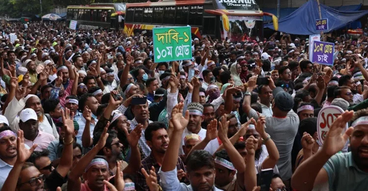প্রাথমিক শিক্ষকদের অনির্দিষ্টকাল কর্মবিরতি শুরু, দাবিতে অচলাবস্থা